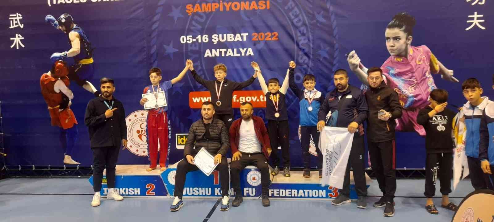 Esenyurtlu sporcular, 5-16 Şubat 2022 tarihleri arasında Antalya’da yapılan Wushu Kung-Fu Türkiye Şampiyonası’nda gurur verici madalyalar elde ...