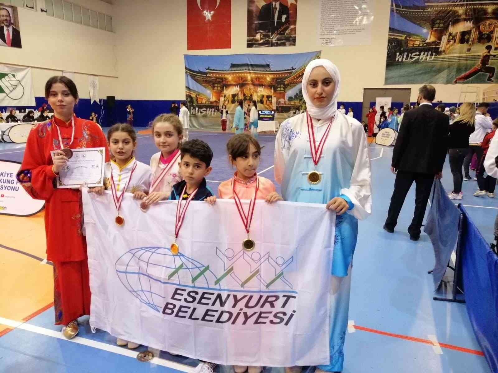 Esenyurtlu sporcular, 5-16 Şubat 2022 tarihleri arasında Antalya’da yapılan Wushu Kung-Fu Türkiye Şampiyonası’nda gurur verici madalyalar elde ...