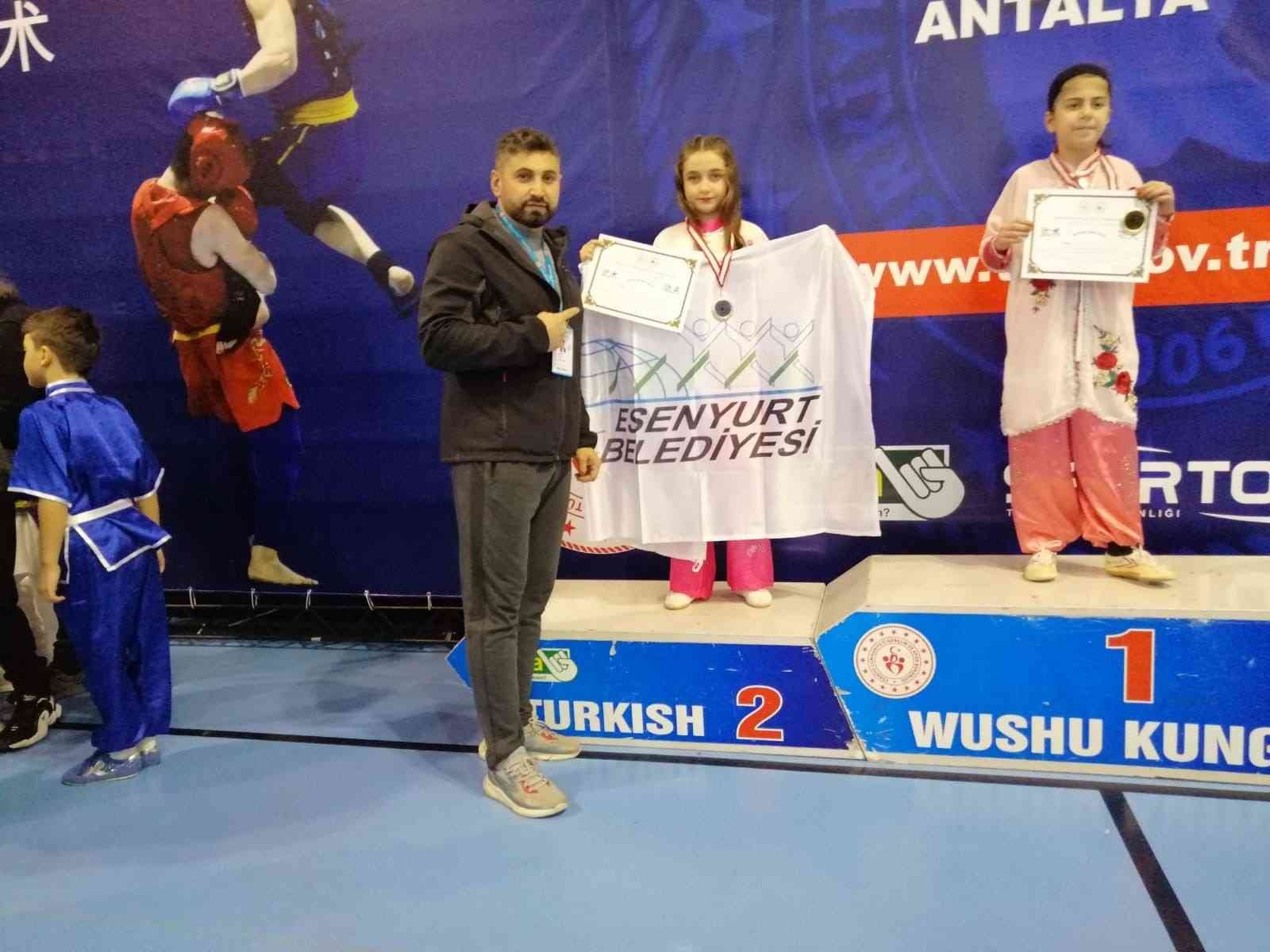 Esenyurtlu sporcular, 5-16 Şubat 2022 tarihleri arasında Antalya’da yapılan Wushu Kung-Fu Türkiye Şampiyonası’nda gurur verici madalyalar elde ...