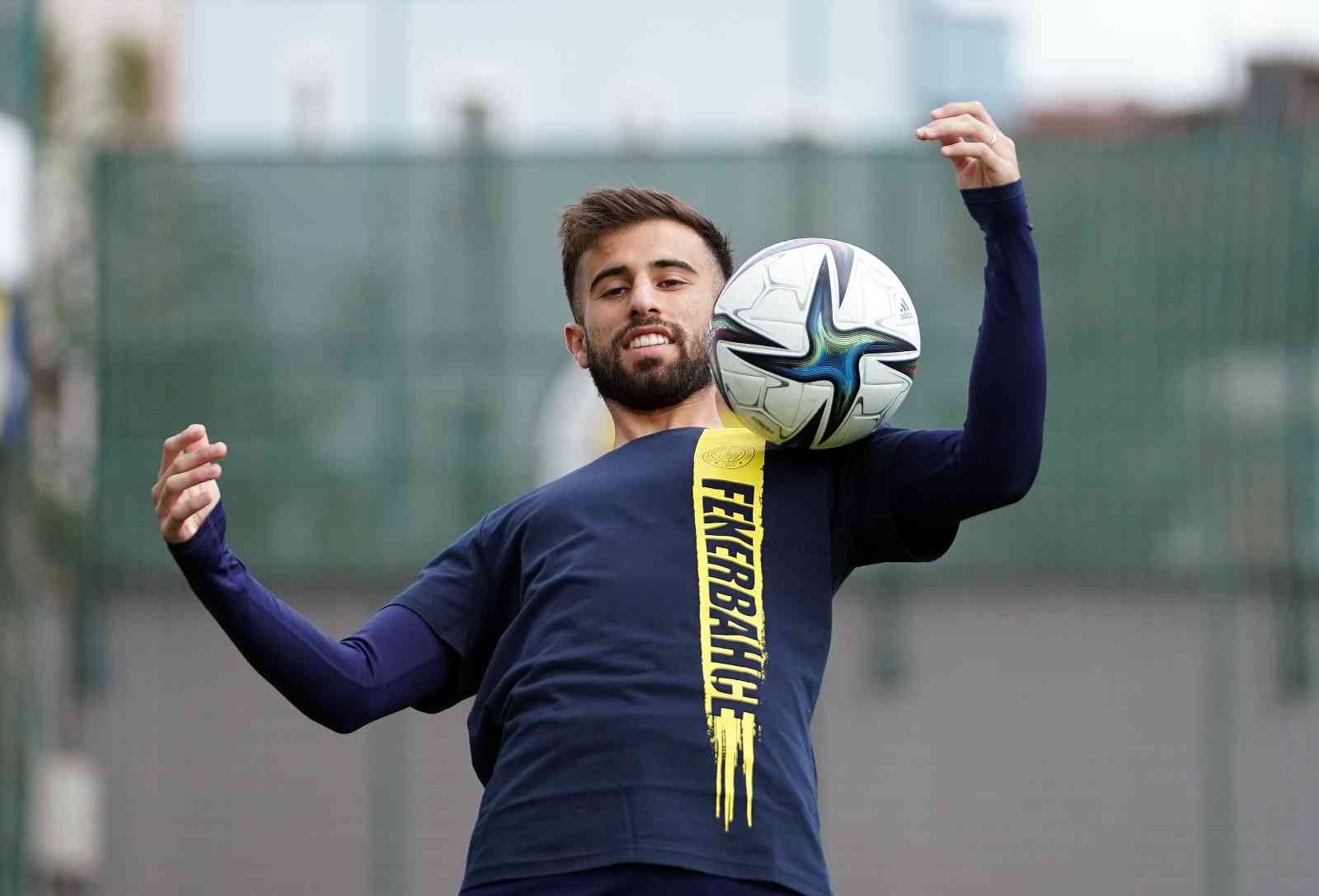 Fenerbahçe, Diego Rossi ile 2021-22 sezonu kiralık, sonraki 3 sezon satın alma opsiyonlu olmak üzere toplam 4 yıllık sözleşme imzalandığını ...