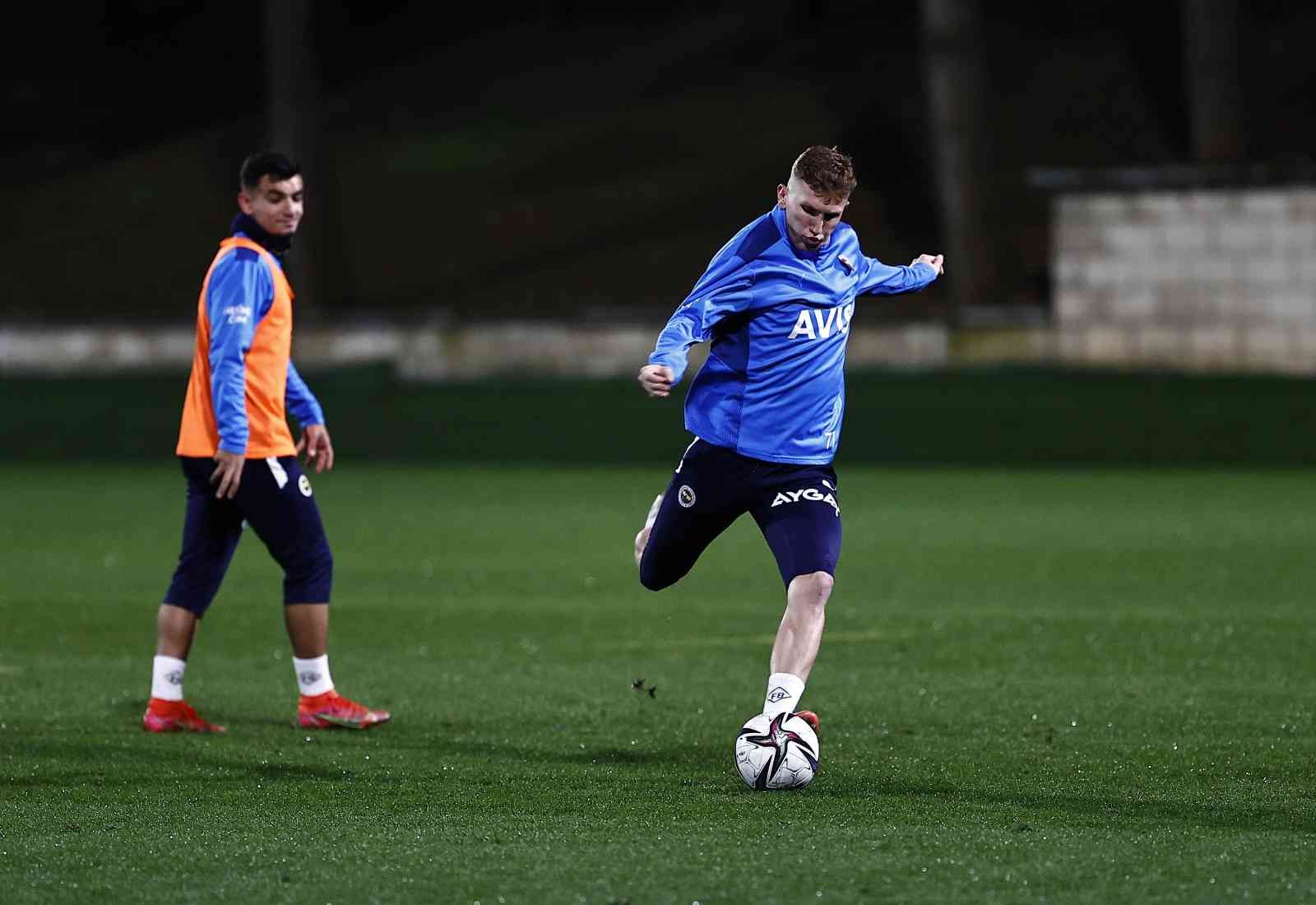 Fenerbahçe, Spor Toto Süper Lig’in 26. haftasında sahasında Altay ile oynayacağı maçın hazırlıklarını akşam saatlerinde yaptığı antrenmanla ...