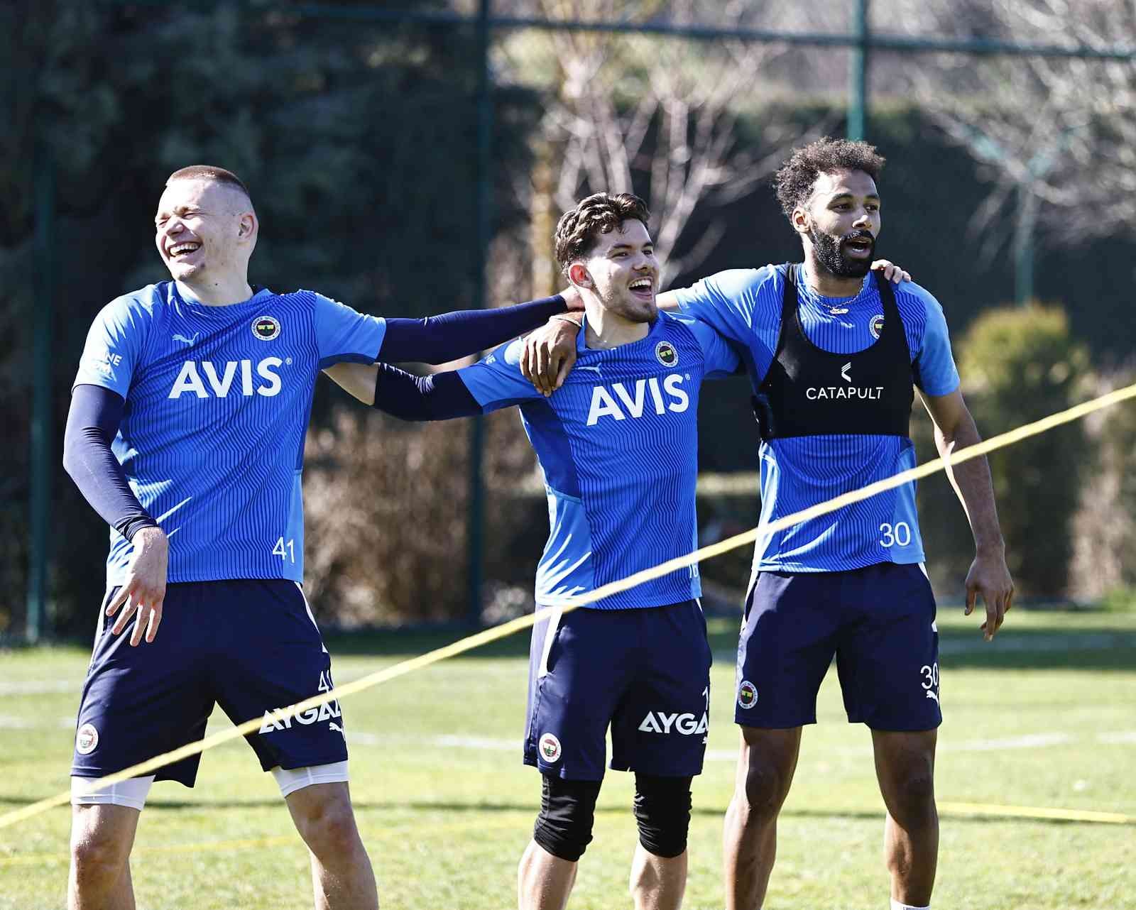 Fenerbahçe, UEFA Konferans Ligi Play-Off turu ikinci maçında Slavia Prag ile deplasmanda oynayacağı mücadelenin hazırlıklarına başladı. UEFA ...