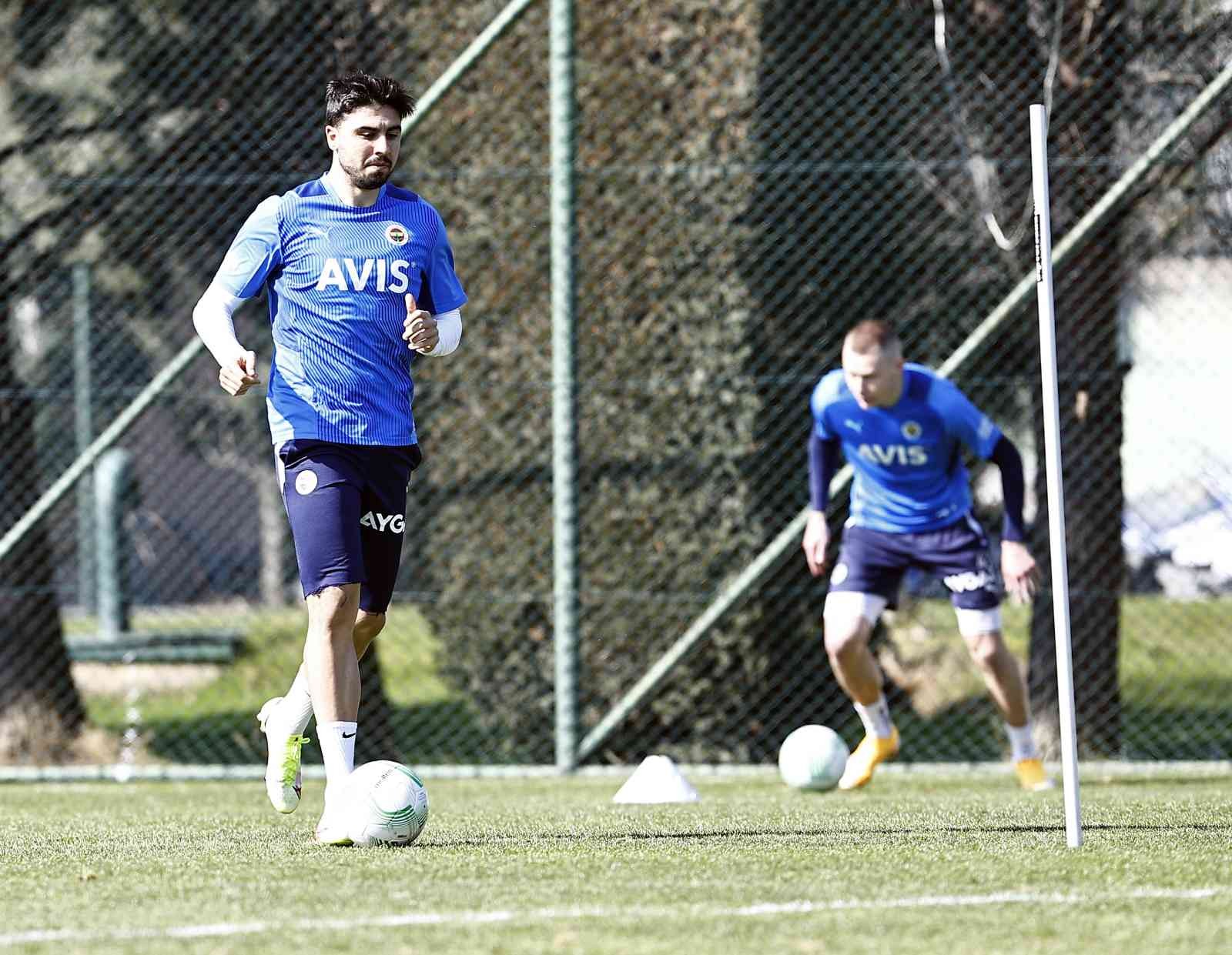 Fenerbahçe, UEFA Konferans Ligi Play-Off turu ikinci maçında Slavia Prag ile deplasmanda oynayacağı mücadelenin hazırlıklarına başladı. UEFA ...