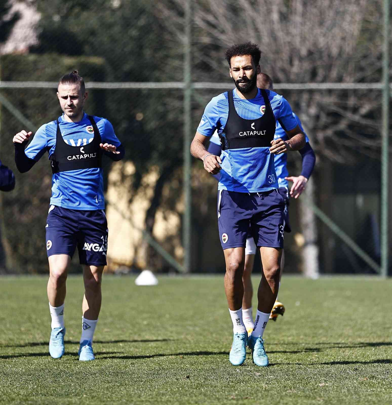 Fenerbahçe, UEFA Konferans Ligi Play-Off turu ikinci maçında Slavia Prag ile deplasmanda oynayacağı mücadelenin hazırlıklarına başladı. UEFA ...