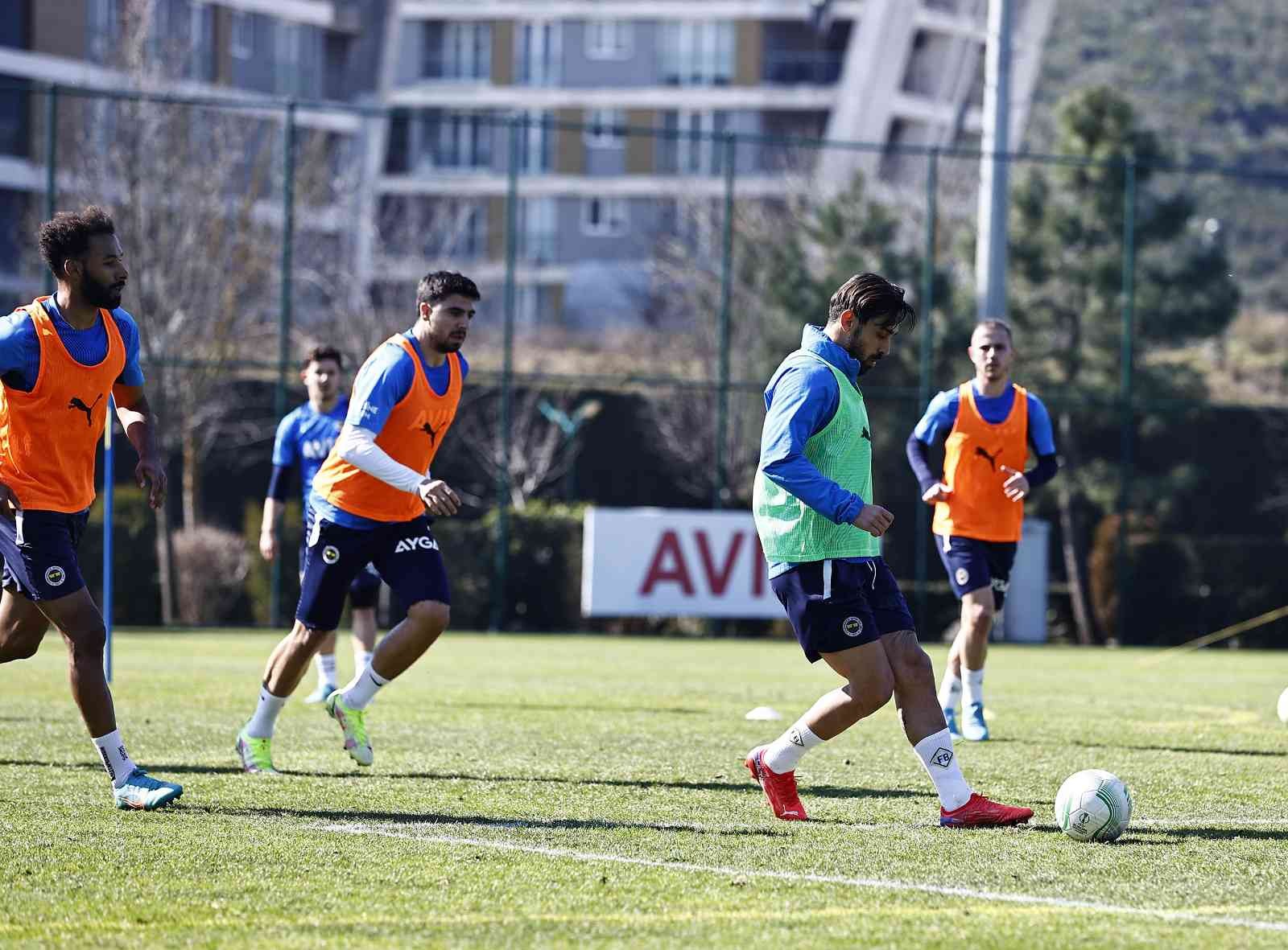 Fenerbahçe, UEFA Konferans Ligi Play-Off turu ikinci maçında Slavia Prag ile deplasmanda oynayacağı mücadelenin hazırlıklarına başladı. UEFA ...