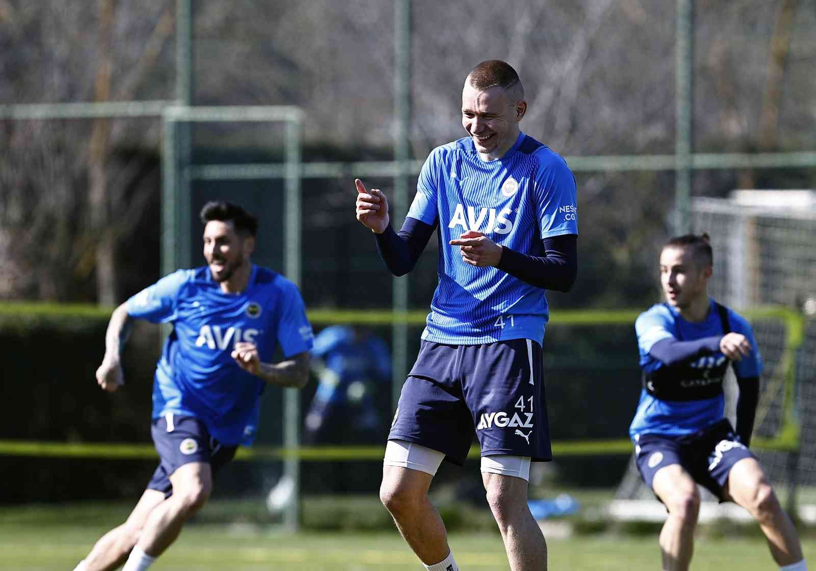 Fenerbahçe, UEFA Konferans Ligi Play-Off turu ikinci maçında Slavia Prag ile deplasmanda oynayacağı mücadelenin hazırlıklarına başladı. UEFA ...