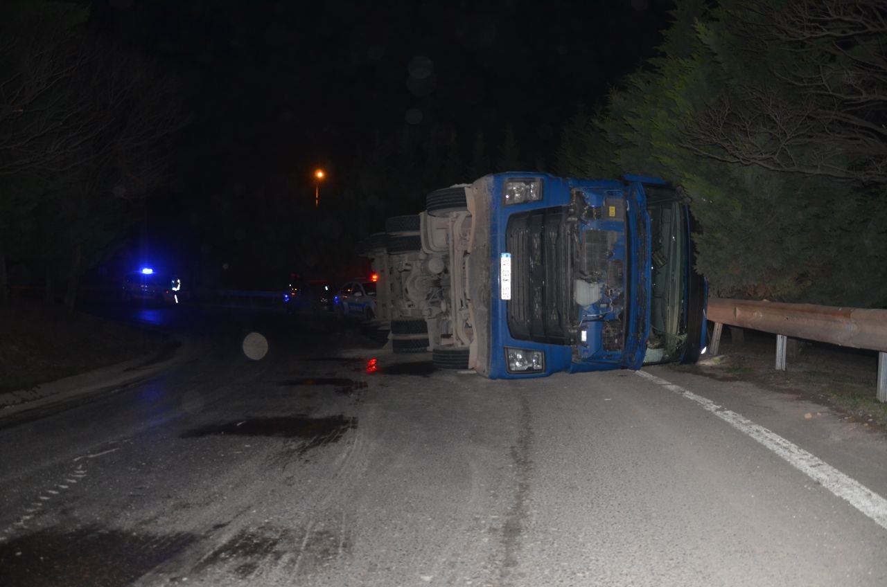 Kocaeli’nin Gebze ilçesinde virajı alamayarak devrilen tırın sürücüsü yaralandı. Kaza, Gebze ilçesi D-100 karayolu Eskihisar bağlantı yolunda ...