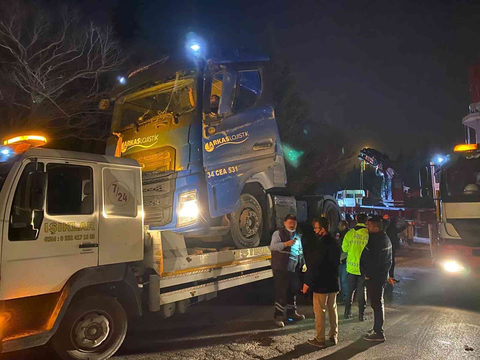 Kocaeli’nin Gebze ilçesinde virajı alamayarak devrilen tırın sürücüsü yaralandı. Kaza, Gebze ilçesi D-100 karayolu Eskihisar bağlantı yolunda ...