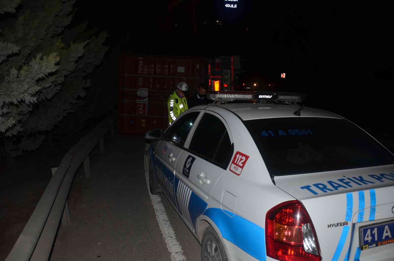 Kocaeli’nin Gebze ilçesinde virajı alamayarak devrilen tırın sürücüsü yaralandı. Kaza, Gebze ilçesi D-100 karayolu Eskihisar bağlantı yolunda ...