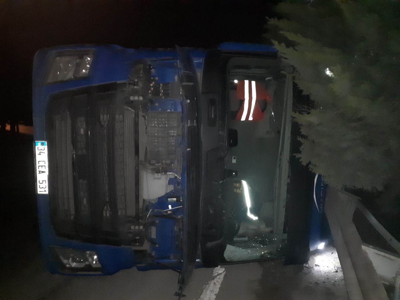 Kocaeli’nin Gebze ilçesinde virajı alamayarak devrilen tırın sürücüsü yaralandı. Kaza, Gebze ilçesi D-100 karayolu Eskihisar bağlantı yolunda ...