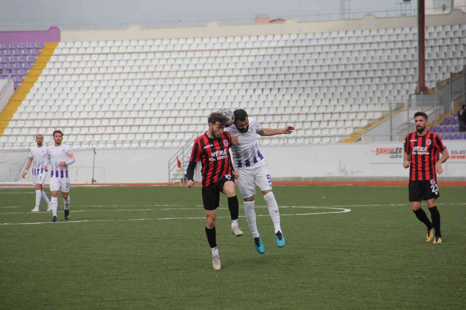 Bölgesel Amatör Lig ekiplerinden Gebzespor, kendi sahasında Kullar 1975 Spor’u 2-1 mağlup ederek şampiyonluk yarışında ikinci sıraya yerleşti ...