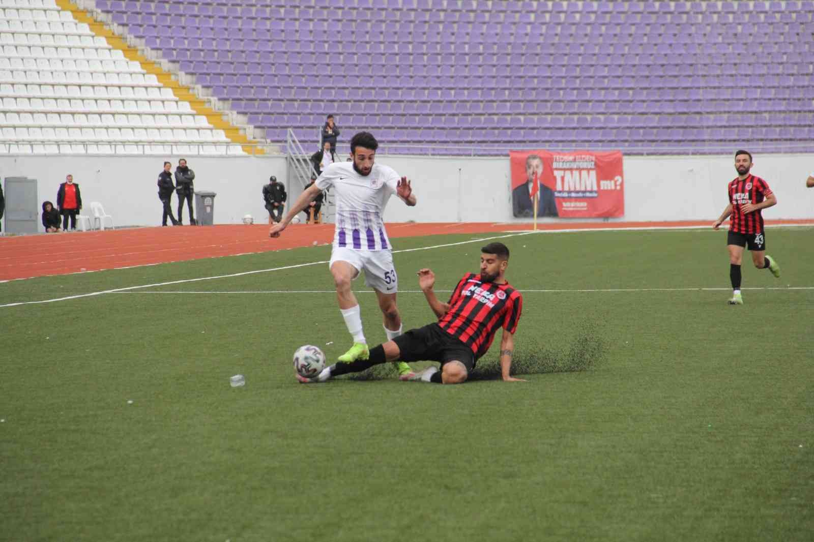 Bölgesel Amatör Lig ekiplerinden Gebzespor, kendi sahasında Kullar 1975 Spor’u 2-1 mağlup ederek şampiyonluk yarışında ikinci sıraya yerleşti ...