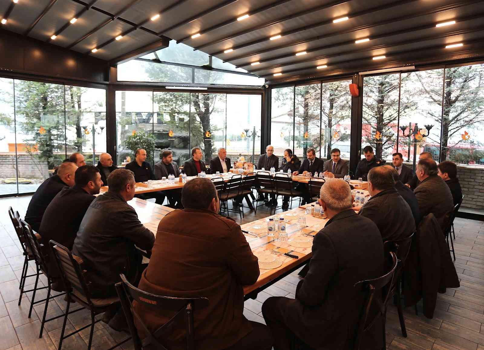 Gürsu’nun gelişimi, mahalle muhtarlarının katılımıyla düzenlenen toplantıda değerlendirildi. Gürsu Kaymakamı Naif Yavuz, Gürsu Belediye Başkanı ...