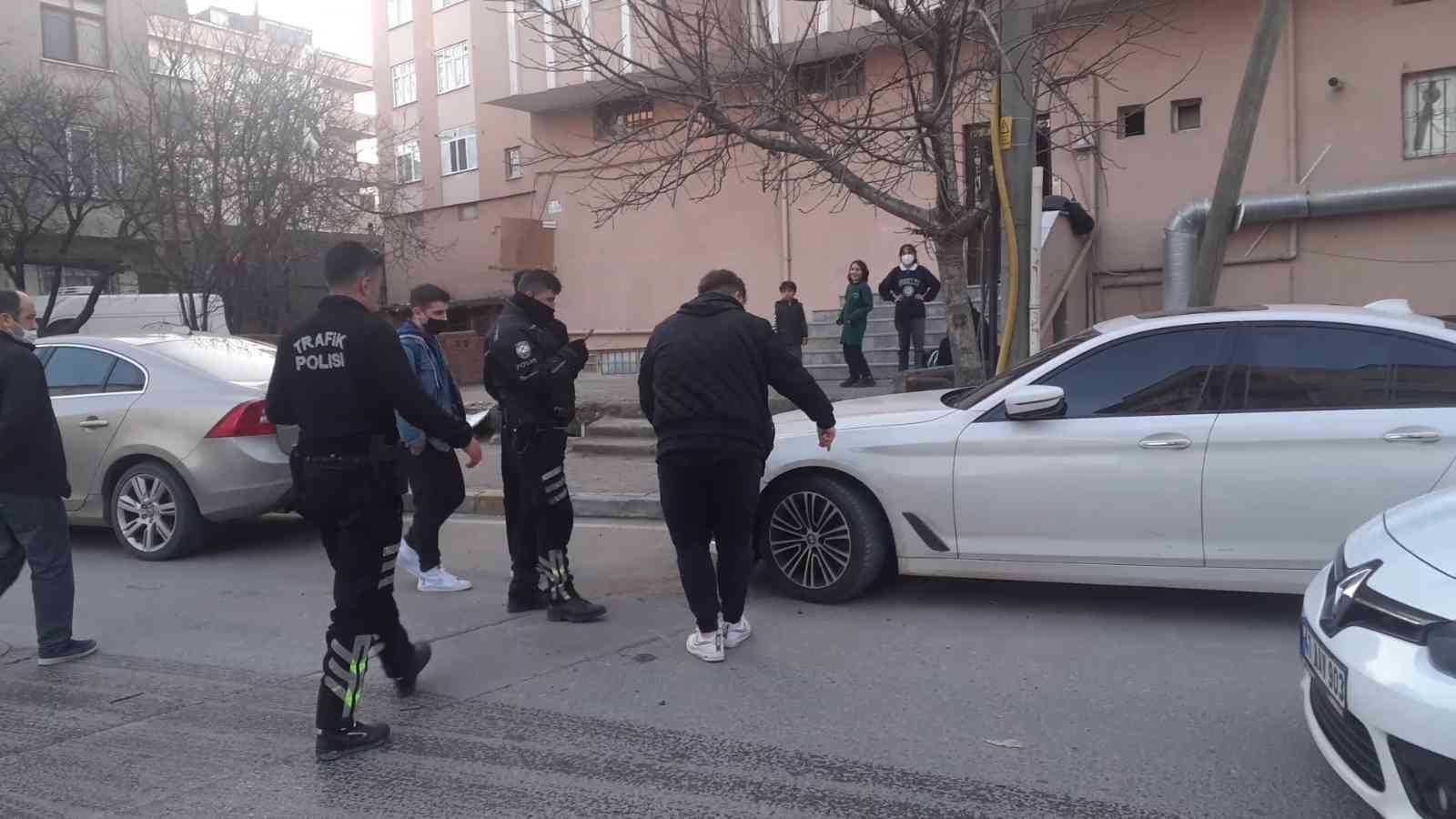 Kocaeli’nin Darıca ilçesinde caddede seyir halindeyken sokak arasından çıkan hafif ticari araç ile çarpışan motosikletin sürücüsü yaralandı. Kaza ...