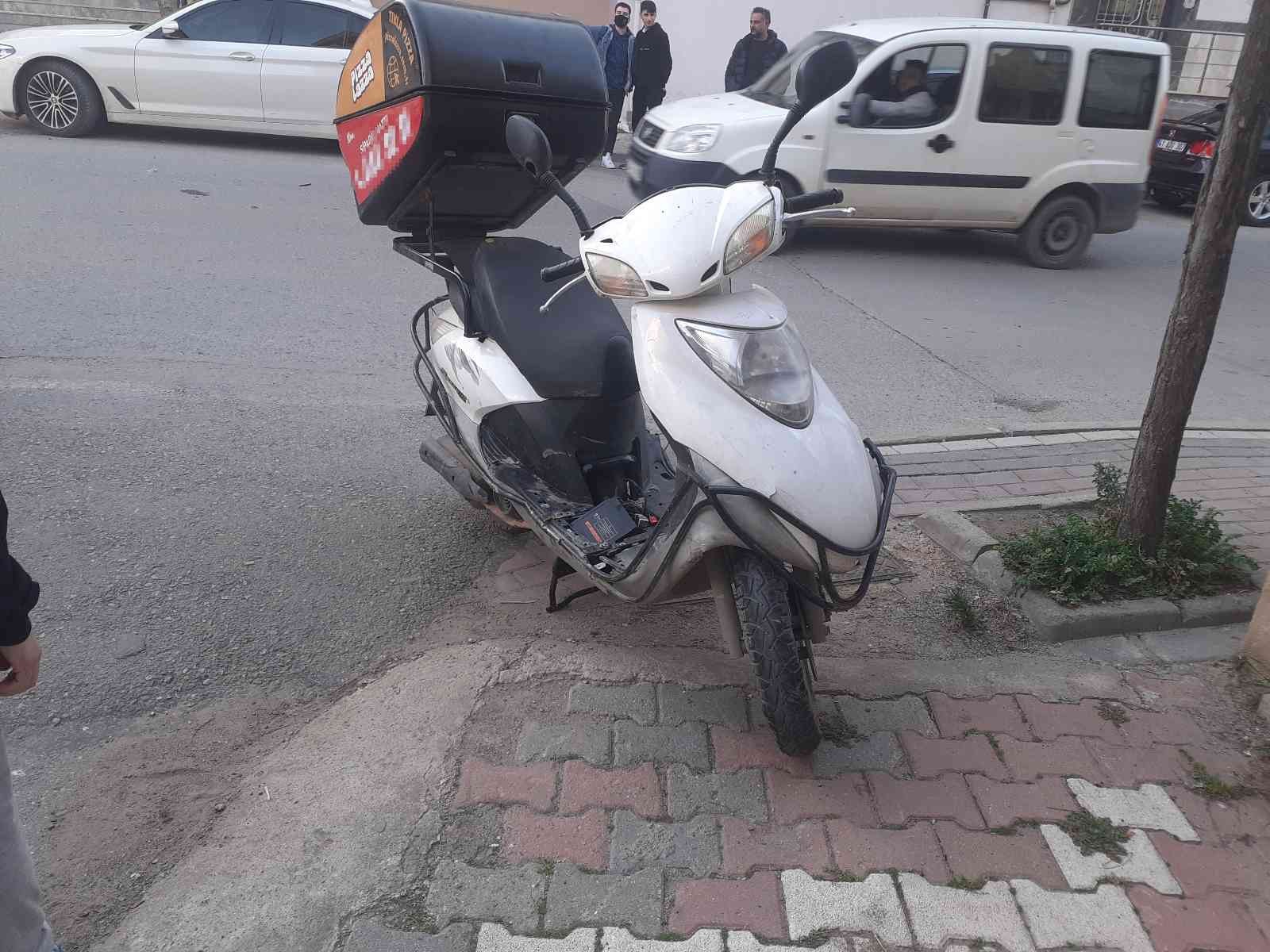 Kocaeli’nin Darıca ilçesinde caddede seyir halindeyken sokak arasından çıkan hafif ticari araç ile çarpışan motosikletin sürücüsü yaralandı. Kaza ...