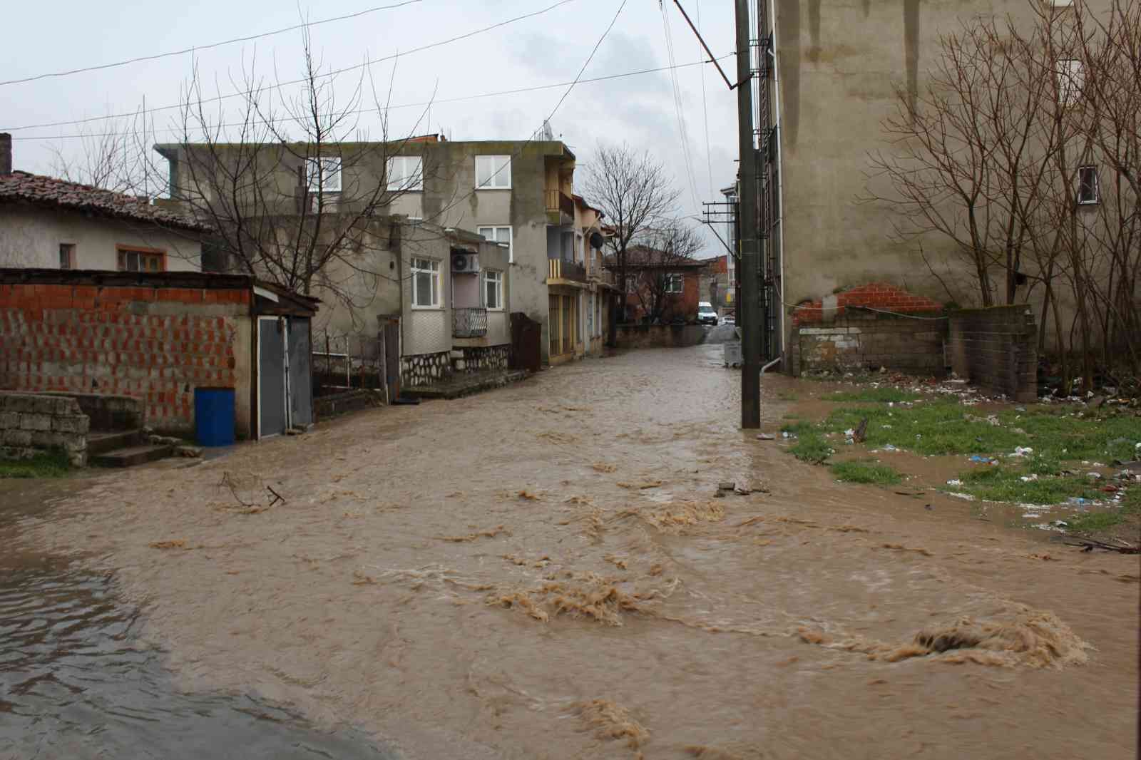 Edirne’nin Havsa ilçesinde etkili olan yağış sonrası dere yatakları taşarken cadde ve sokaklar su altında kaldı. Edirne’min Havsa ilçesinde ...