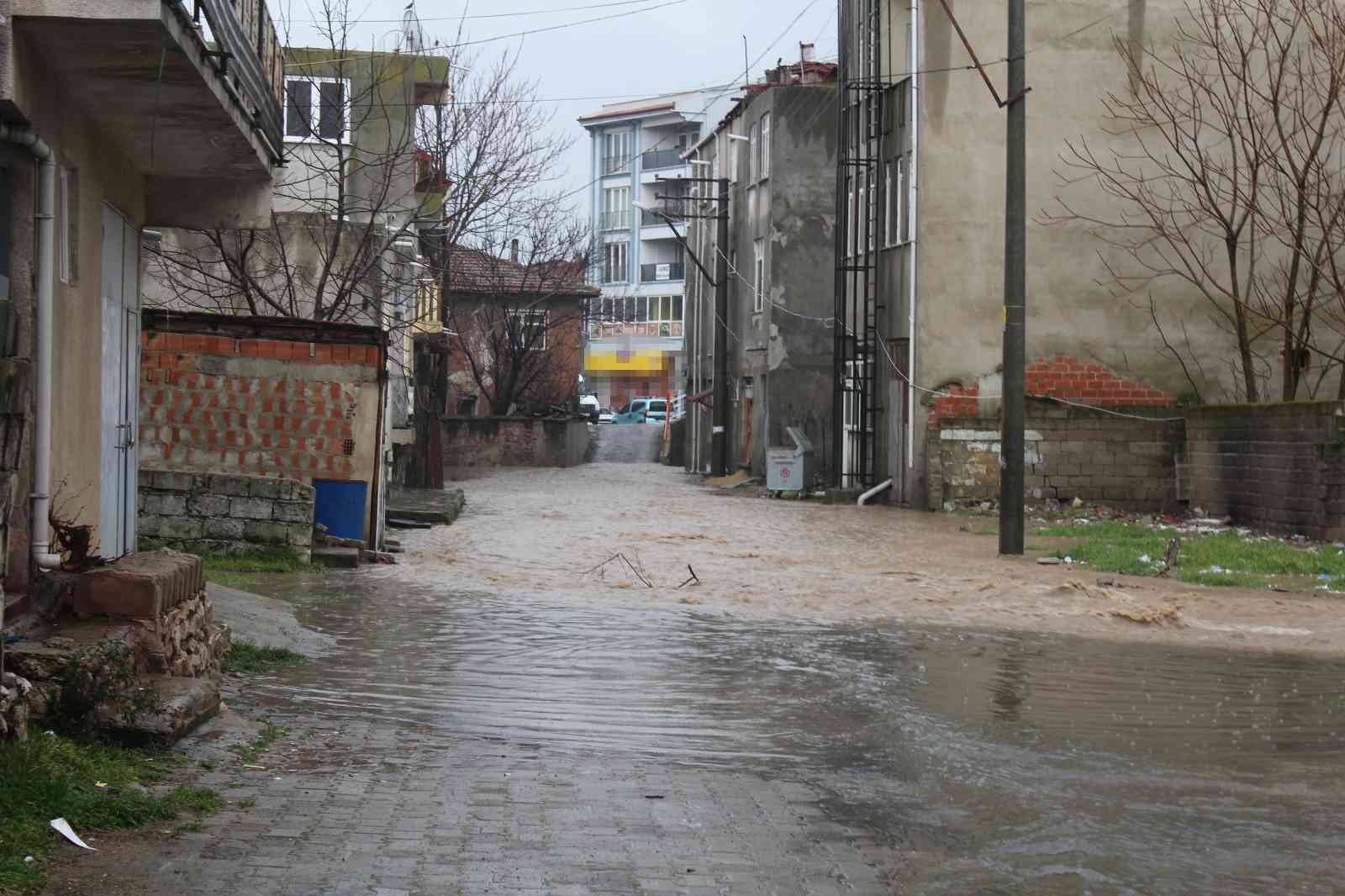 Edirne’nin Havsa ilçesinde etkili olan yağış sonrası dere yatakları taşarken cadde ve sokaklar su altında kaldı. Edirne’min Havsa ilçesinde ...