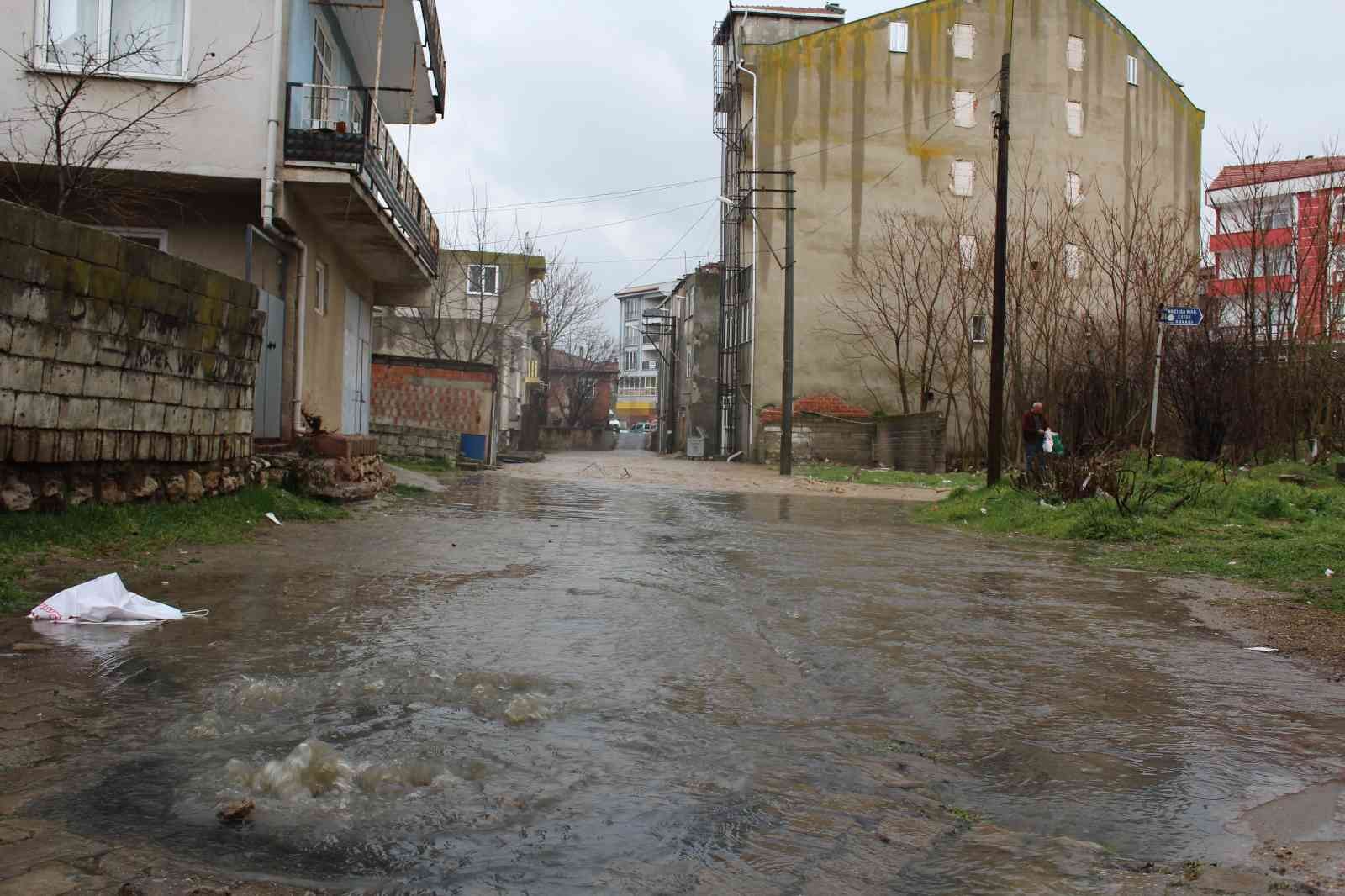 Edirne’nin Havsa ilçesinde etkili olan yağış sonrası dere yatakları taşarken cadde ve sokaklar su altında kaldı. Edirne’min Havsa ilçesinde ...