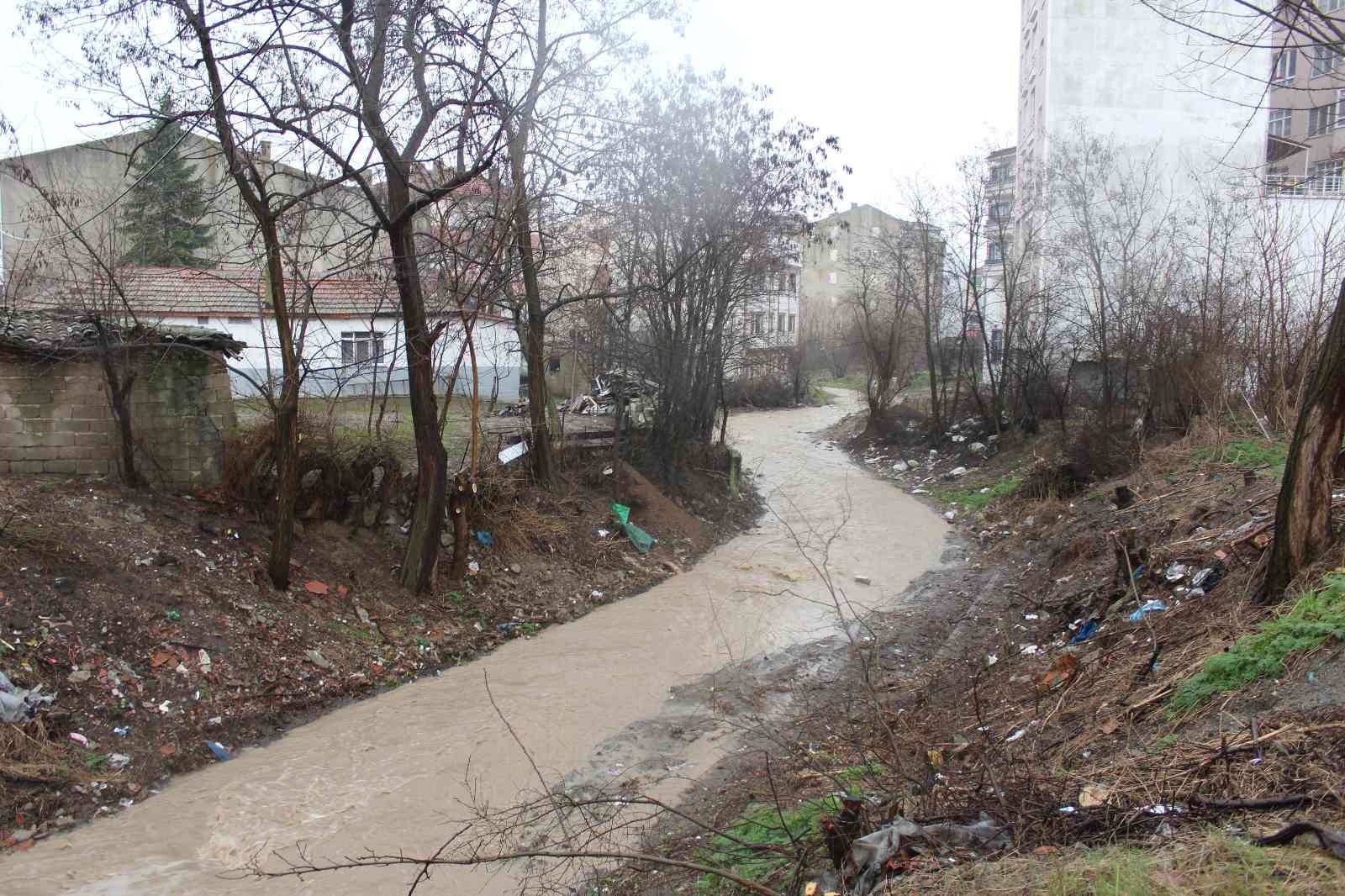 Edirne’nin Havsa ilçesinde etkili olan yağış sonrası dere yatakları taşarken cadde ve sokaklar su altında kaldı. Edirne’min Havsa ilçesinde ...