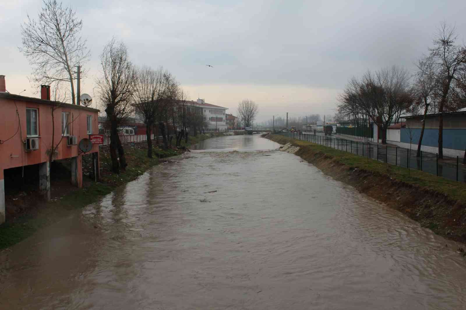 Edirne’nin Havsa ilçesinde etkili olan yağış sonrası dere yatakları taşarken cadde ve sokaklar su altında kaldı. Edirne’min Havsa ilçesinde ...