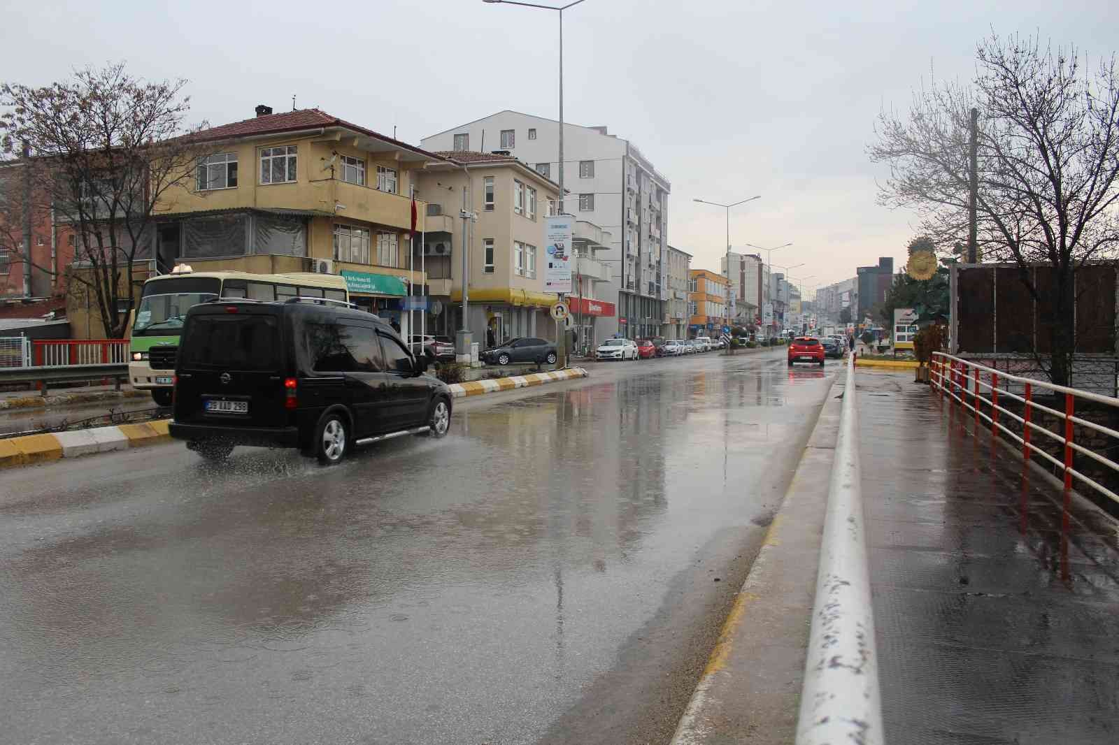 Edirne’nin Havsa ilçesinde etkili olan yağış sonrası dere yatakları taşarken cadde ve sokaklar su altında kaldı. Edirne’min Havsa ilçesinde ...