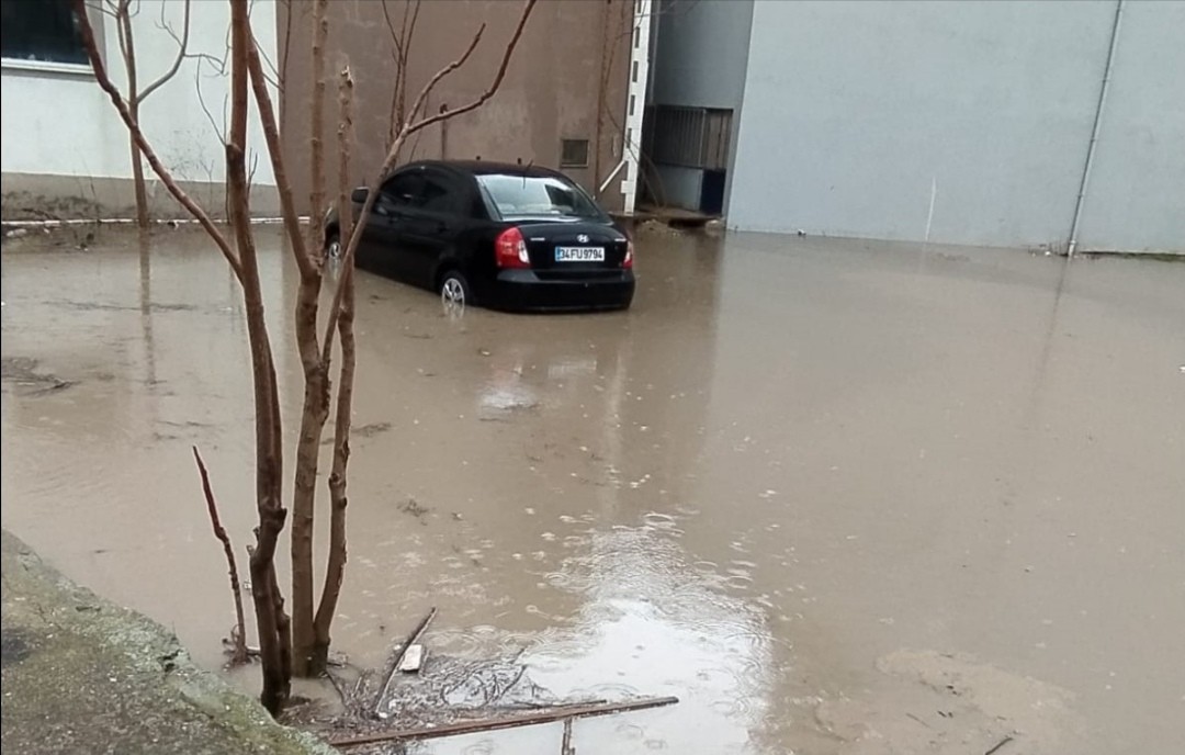 Edirne’nin Havsa ilçesinde etkili olan yağış sonrası dere yatakları taşarken cadde ve sokaklar su altında kaldı. Edirne’min Havsa ilçesinde ...