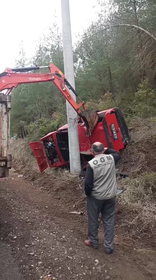 Bursa’da yağış sebebiyle kontrolden çıkan otomobil taklalar attıktan sonra elektrik direğine çarparak durabildi. Hurdaya dönen otomobilin ...