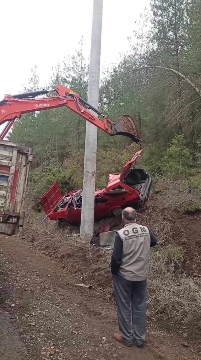 Bursa’da yağış sebebiyle kontrolden çıkan otomobil taklalar attıktan sonra elektrik direğine çarparak durabildi. Hurdaya dönen otomobilin ...