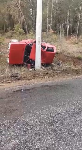 Bursa’da yağış sebebiyle kontrolden çıkan otomobil taklalar attıktan sonra elektrik direğine çarparak durabildi. Hurdaya dönen otomobilin ...