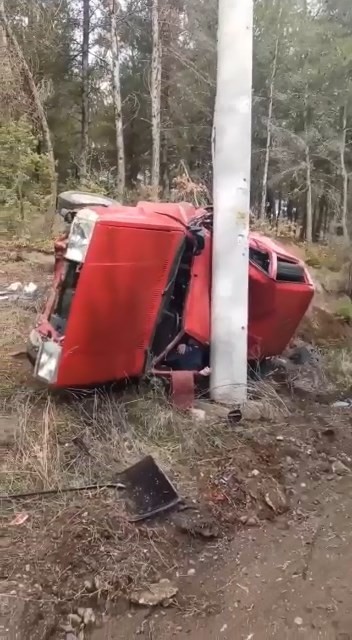 Bursa’da yağış sebebiyle kontrolden çıkan otomobil taklalar attıktan sonra elektrik direğine çarparak durabildi. Hurdaya dönen otomobilin ...