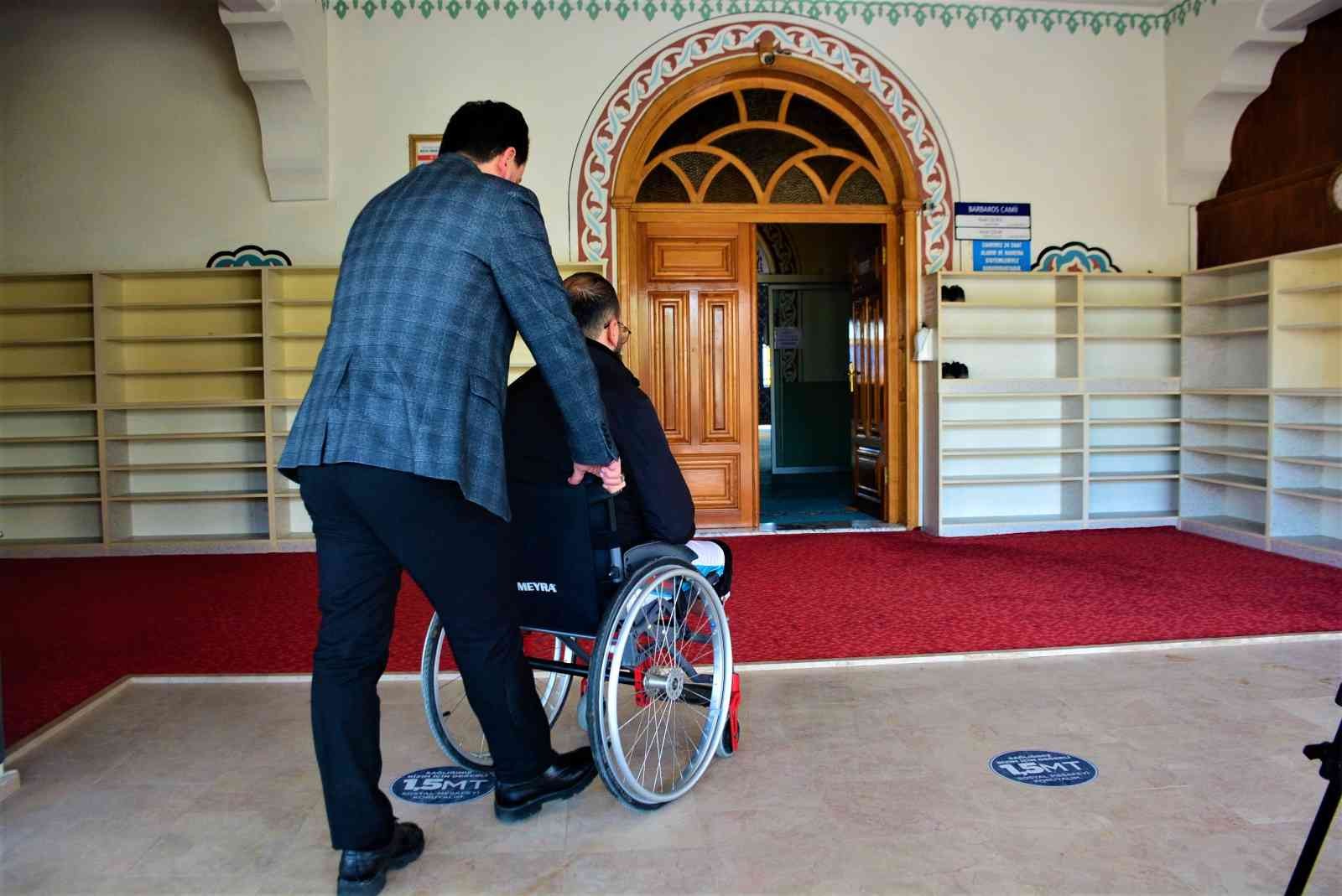 Kocaeli’de engelli ve yaşlılar için asansör yapılan Barbaros Camii’nde su deposu, jeneratör ve ısıtıcı da bulunuyor. İbadet etmek için camiye ...