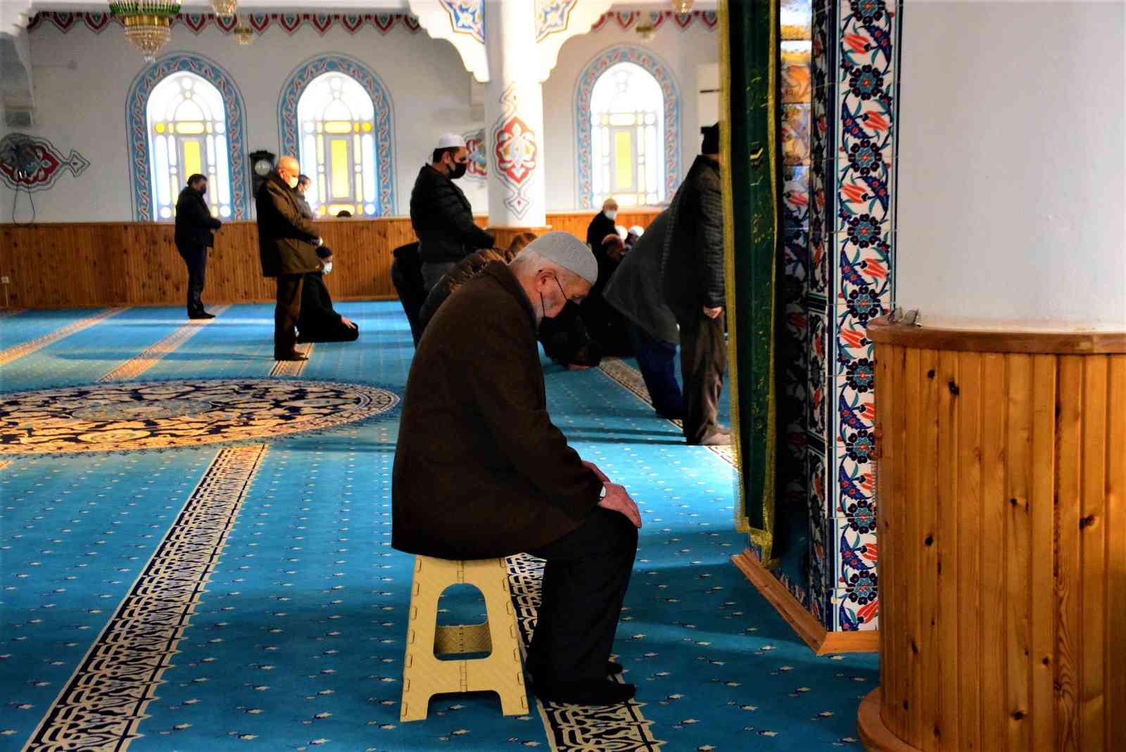 Kocaeli’de engelli ve yaşlılar için asansör yapılan Barbaros Camii’nde su deposu, jeneratör ve ısıtıcı da bulunuyor. İbadet etmek için camiye ...