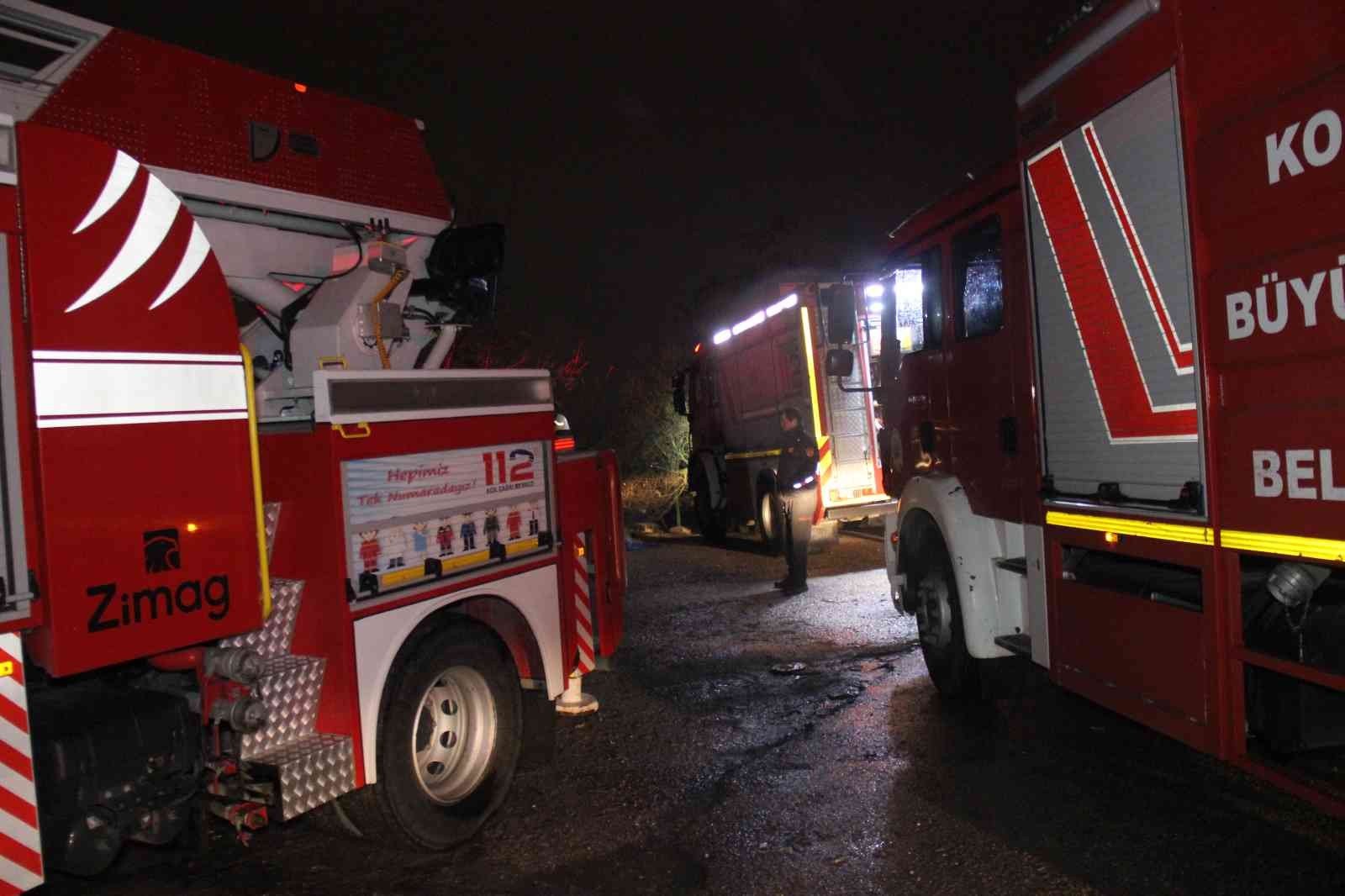 Kocaeli’nin İzmit ilçesinde iki aile arasında çıkan kavgada 1 kişi pompalı tüfekle vurularak hayatını kaybetti, 6 kişi de darp neticesinde ...