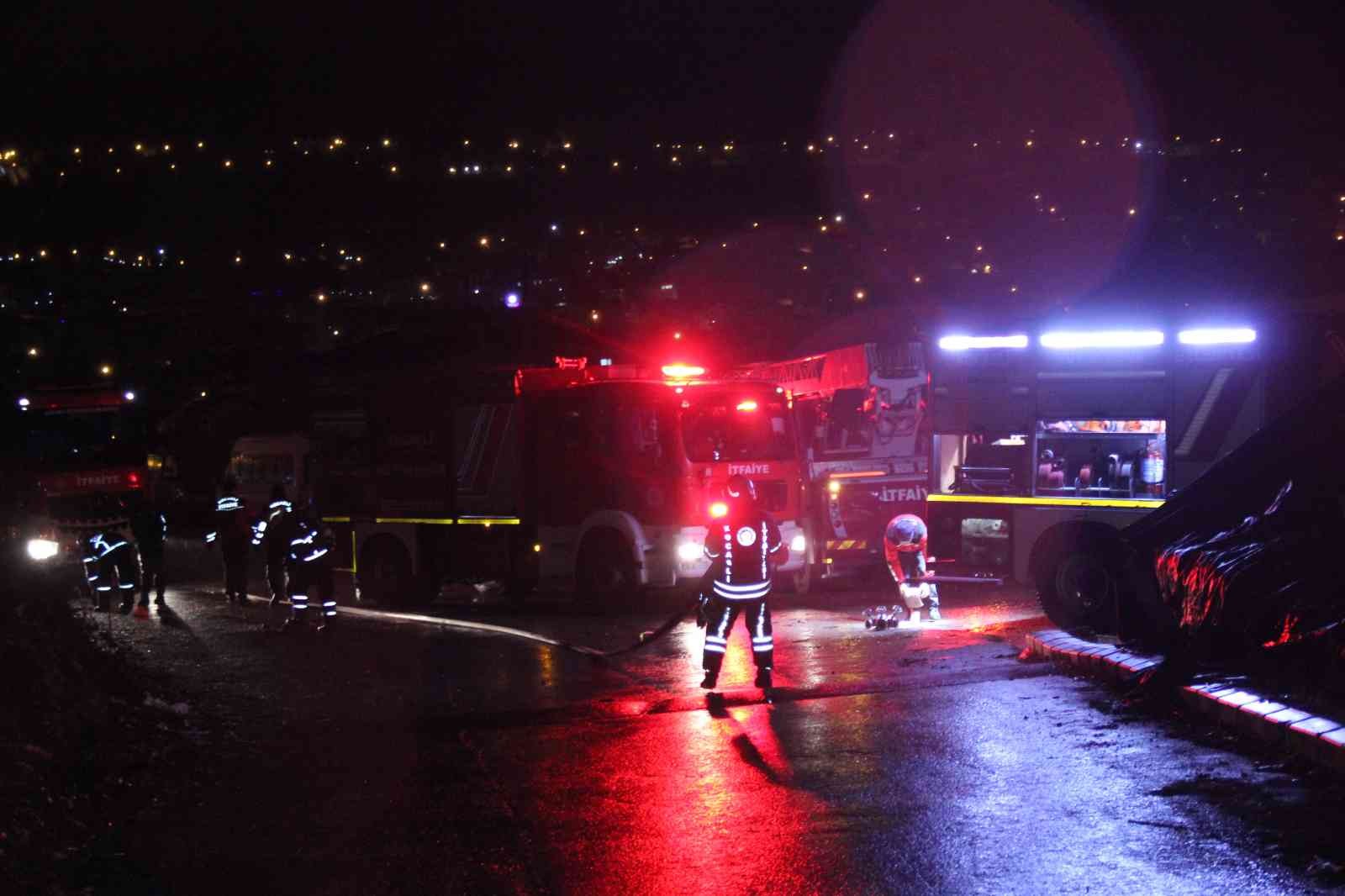 Kocaeli’nin İzmit ilçesinde iki aile arasında çıkan kavgada 1 kişi pompalı tüfekle vurularak hayatını kaybetti, 6 kişi de darp neticesinde ...