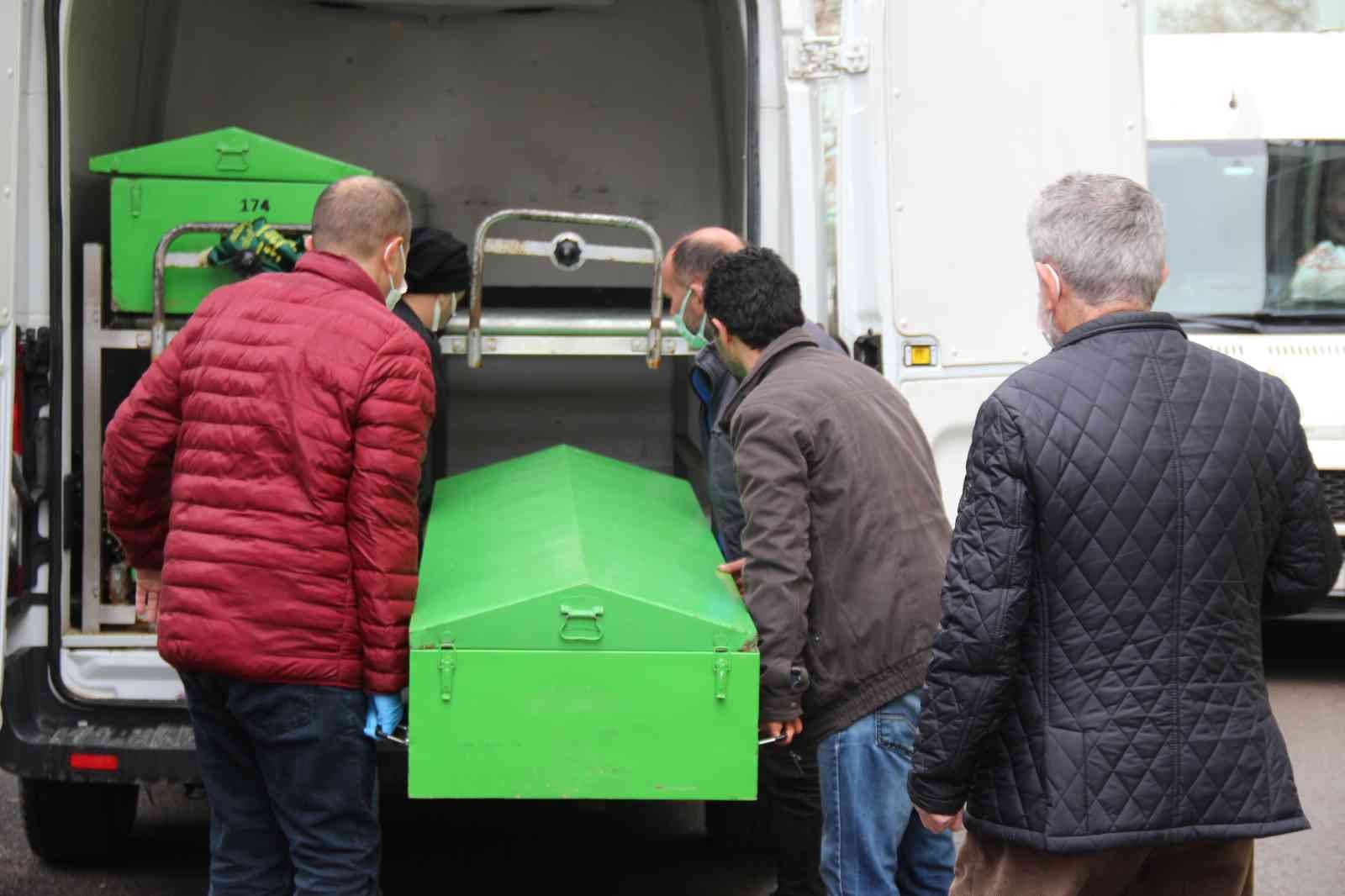 Kocaeli’nin İzmit ilçesinde iki gündür kendisinden haber alınamayan 66 yaşındaki kişi evinde ölü bulundu. Olay, İzmit ilçesine bağlı Cedit ...