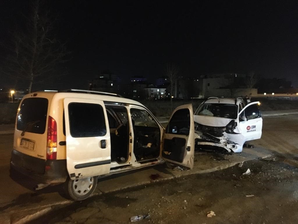 Tekirdağ’ın Çerkezköy ilçesinde Narin Caddesi üzerinde 2 otomobilin kafa kafaya çarpıştığı kazada yaralanan 4 kişi hastaneye sevk edildi ...