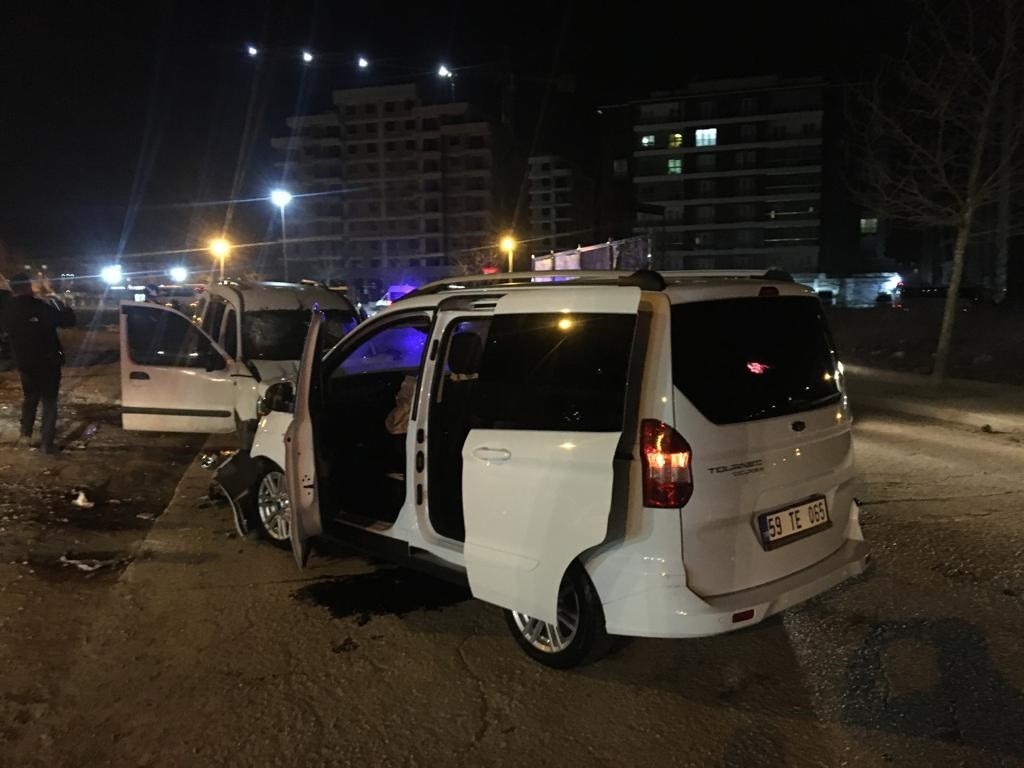 Tekirdağ’ın Çerkezköy ilçesinde Narin Caddesi üzerinde 2 otomobilin kafa kafaya çarpıştığı kazada yaralanan 4 kişi hastaneye sevk edildi ...