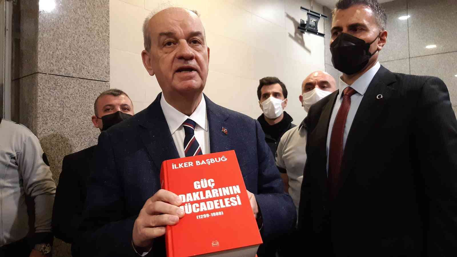 Genelkurmay eski Başkanı İlker Başbuğ, kitabı hakkında gazetede yaptığı bir söyleşi nedeniyle 3 yıla kadar hapsi istenen davada hakim karşısına ...