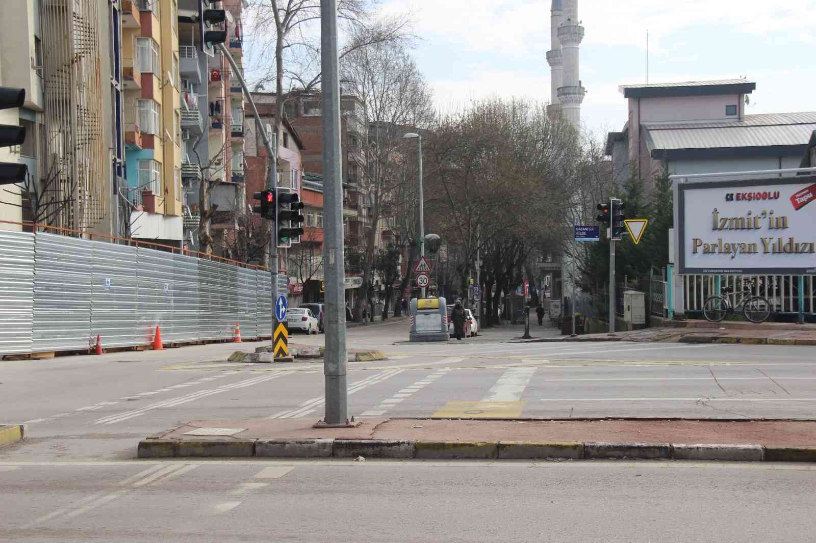 Kocaeli’de bir kaldırım üzerinde işçilerin malzeme depoladığı kulübe çıkan yangında küle döndü. Yangın, gece saat 02.00 sıralarında İzmit ...