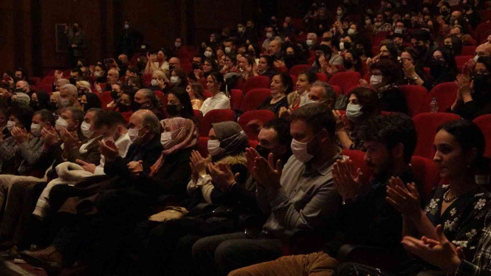 Kocaeli’de seyirciyle buluşan ’Kılıçarslan’ oyunu ilk gösterimi büyük alkış aldı. İskender Pala tarafından yazılan oyunun gösterimine, Hülya ...