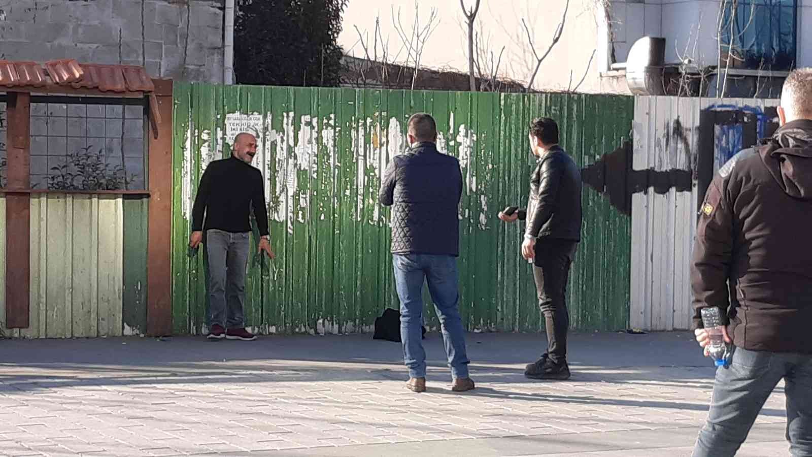 İstanbul Adalet Sarayı önünde bir kişi elindeki bıçakla etrafa bağırarak intihar girişiminde bulundu. Müzakereci polis, eşiyle görüştürdüğü adamı ...