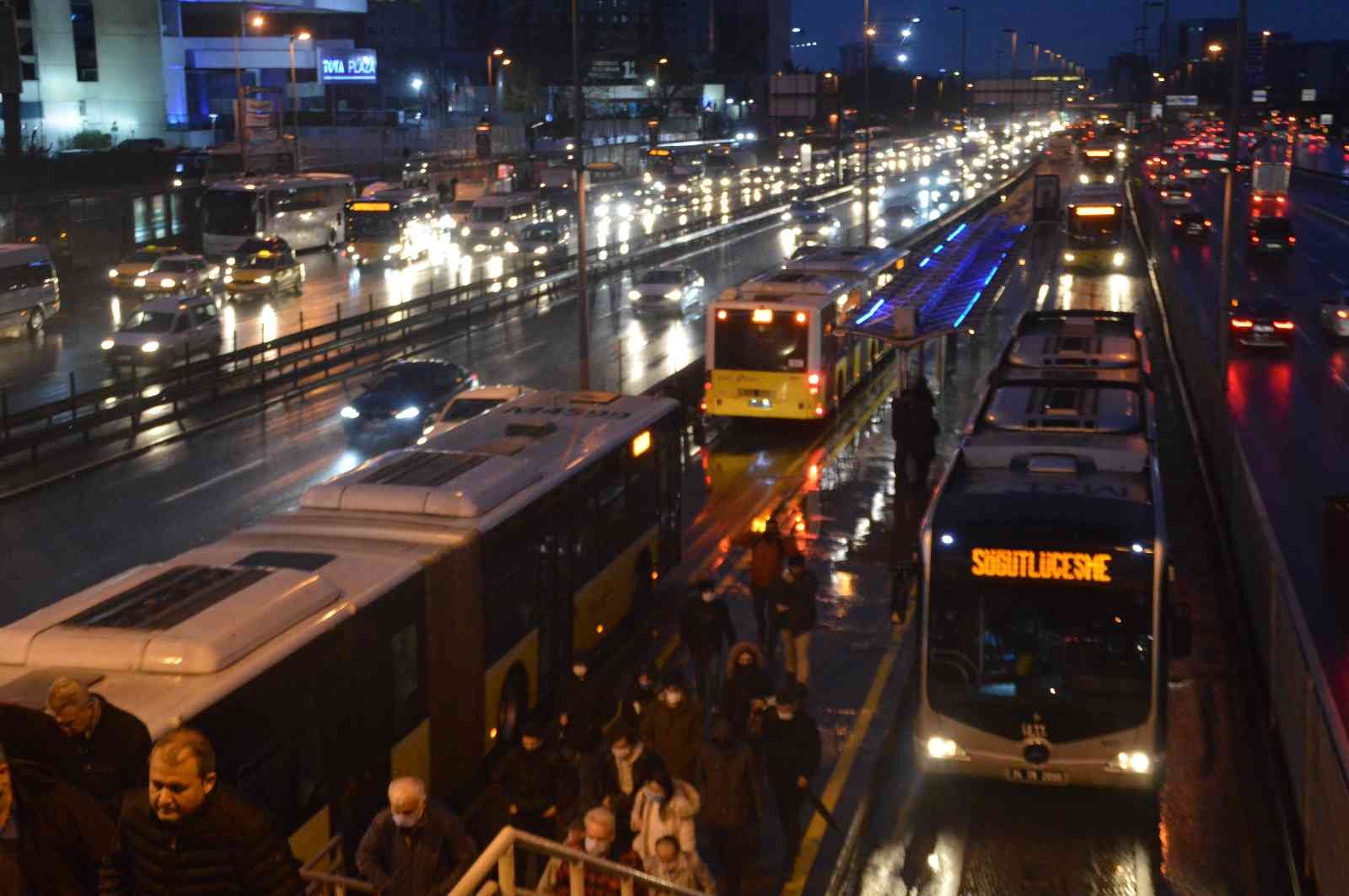 Hafta ortasından İstanbul’da etkili olması beklenen yağmur sabah saatlerinden itibaren etkili olmaya başladı. Kent genelinde yağmurla birlikte ...