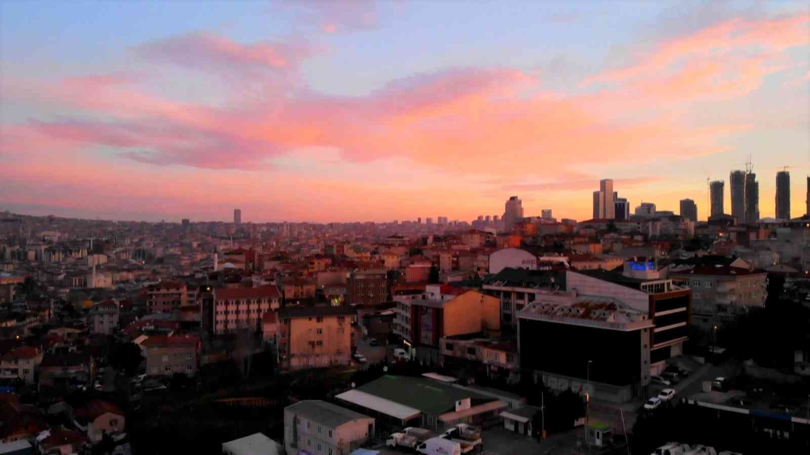 İstanbul’da sabah saatlerinde gökyüzü kızıla büründü. Şehrin üzerinde oluşan kızıllığa kuşlar danslarıyla eşlik etti. O anlar havadan ...