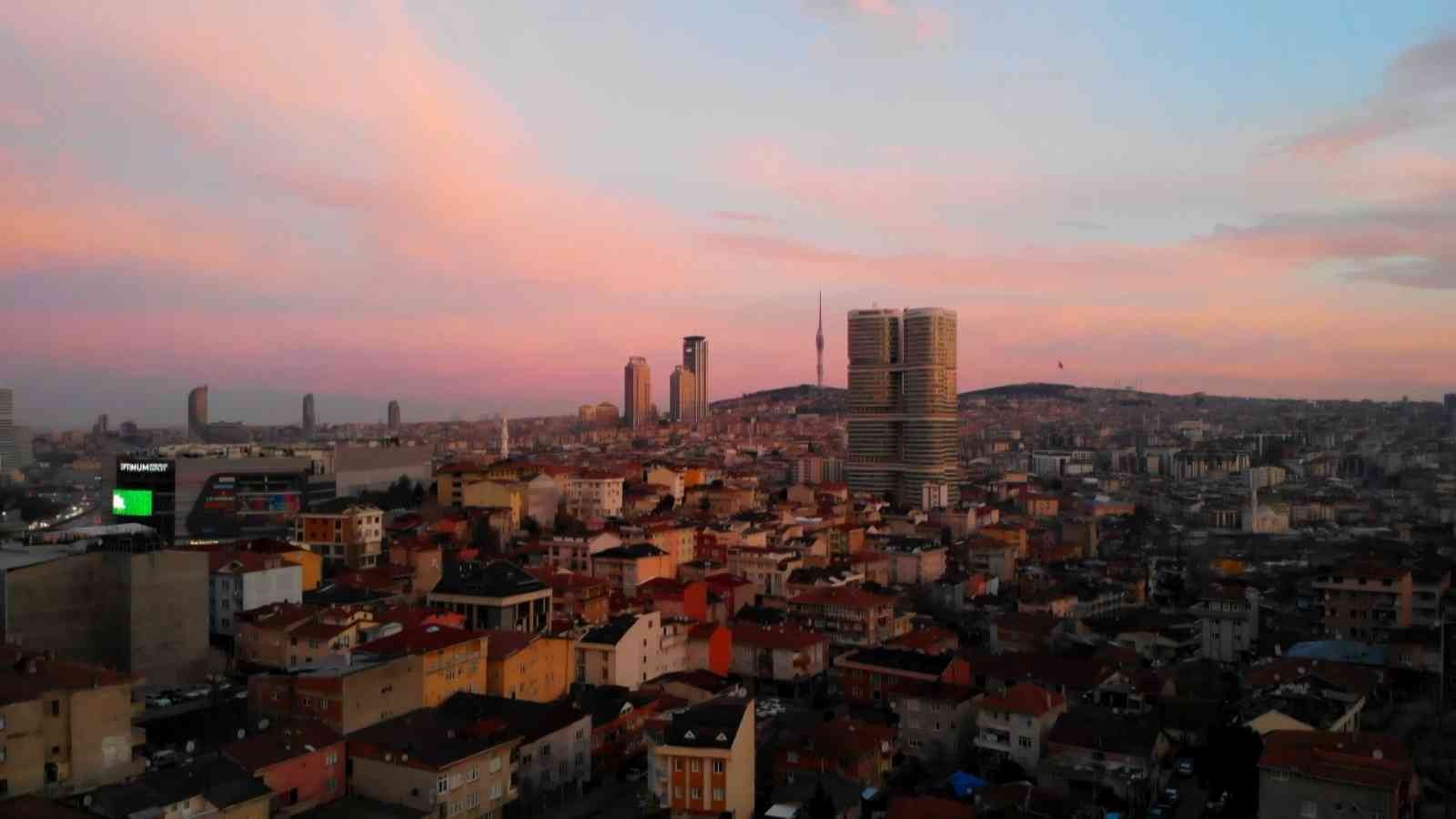 İstanbul’da sabah saatlerinde gökyüzü kızıla büründü. Şehrin üzerinde oluşan kızıllığa kuşlar danslarıyla eşlik etti. O anlar havadan ...