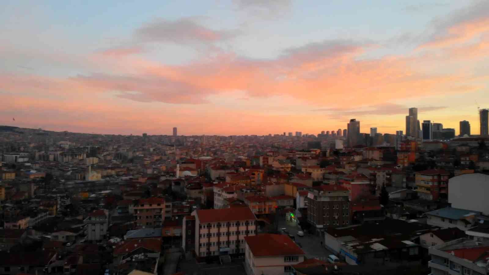 İstanbul’da sabah saatlerinde gökyüzü kızıla büründü. Şehrin üzerinde oluşan kızıllığa kuşlar danslarıyla eşlik etti. O anlar havadan ...