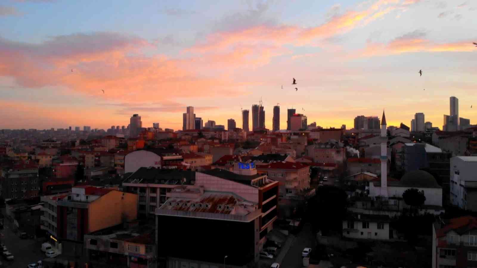 İstanbul’da sabah saatlerinde gökyüzü kızıla büründü. Şehrin üzerinde oluşan kızıllığa kuşlar danslarıyla eşlik etti. O anlar havadan ...