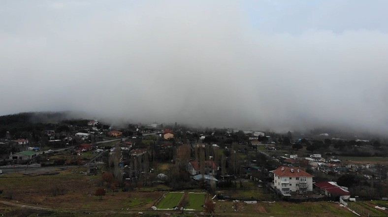 İstanbul’da sabah saatlerinde etkili olan sis nedeniyle görüş mesafesi yer yer 30 metreye kadar düştü. Sisin Aydos Ormanlarında ağaçlar ve evler ...