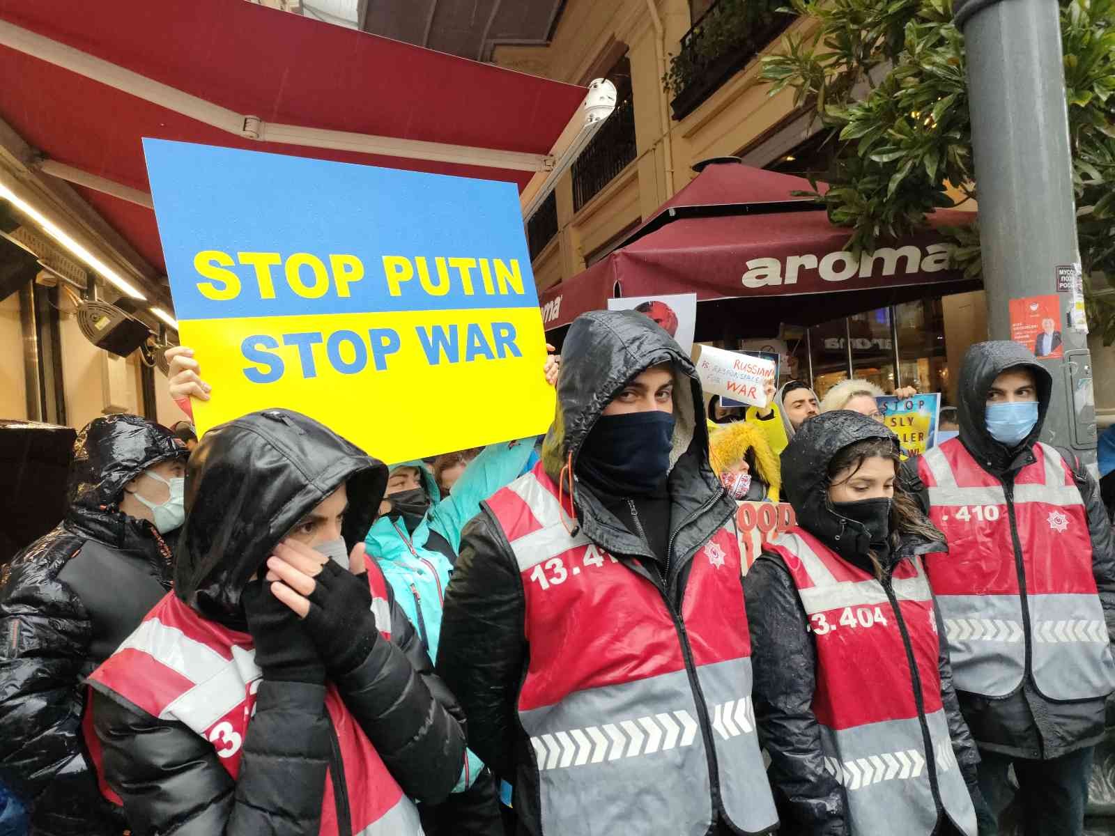 Ukrayna vatandaşları, Beyoğlu’nda bulunan Rusya Başkonsolosluğu’nun önüne gelerek eylem yaptı. Protestocular hep bir ağızdan “Savaşa hayır” dedi ...