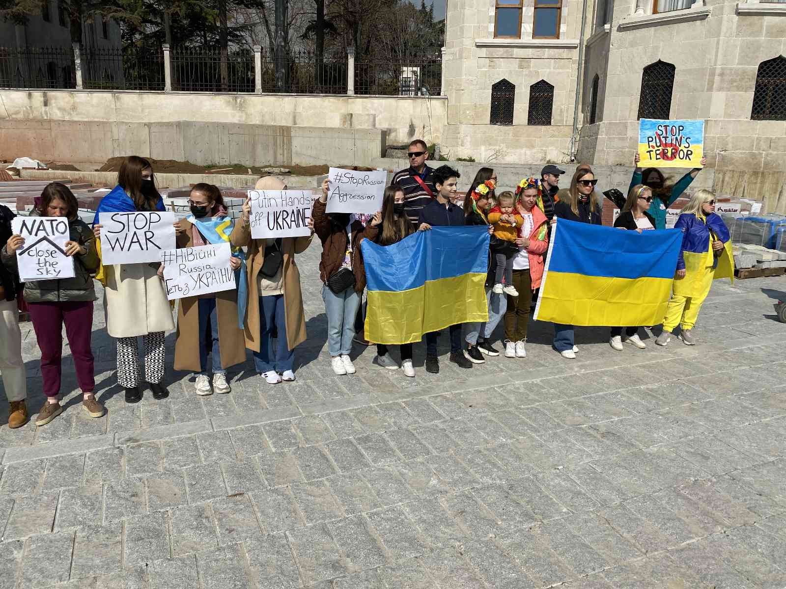 Rusya’nın Ukrayna’ya gerçekleştirdiği saldırıların üçüncü gününde İstanbul’da yaşayan bazı Ukraynalılar, Beyazıt Meydanı’nda toplanarak protesto ...