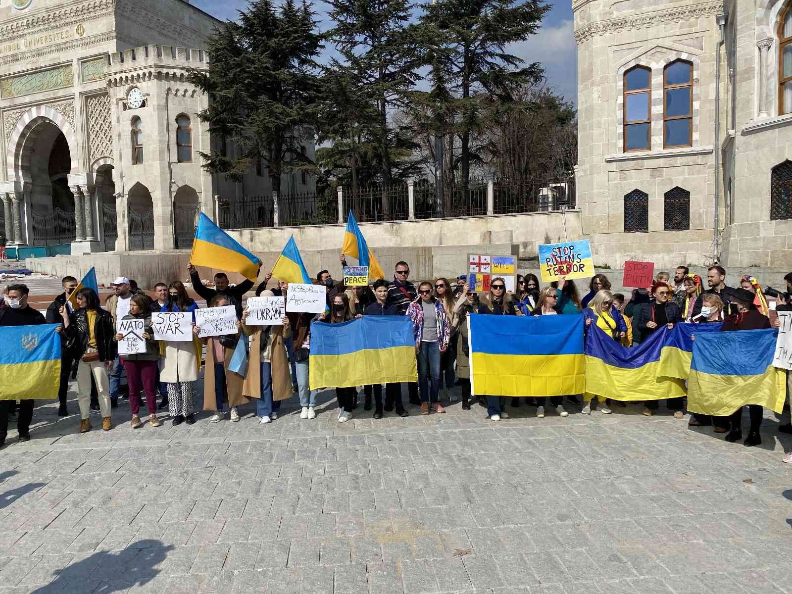 Rusya’nın Ukrayna’ya gerçekleştirdiği saldırıların üçüncü gününde İstanbul’da yaşayan bazı Ukraynalılar, Beyazıt Meydanı’nda toplanarak protesto ...